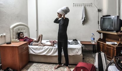 Nur, de 12 anos, e Hassan, de 10, no quarto da hospedaria de Esmirna (Turquía).