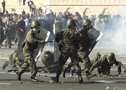 La policía antidisturbios carga ayer contra manifestantes de la oposición en el centro de Bakú, la capital de Azerbaiyán.