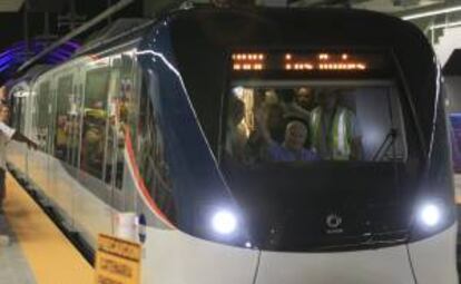 El presidente de Panamá, Ricardo Martinelli, conduce un tren durante un recorrido de prueba del metro en Ciudad de Panamá (Panamá). EFE/Archivo