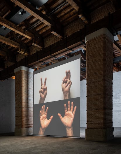 'For Beginners (all the combinations of thumb and fingers)' (2010), de Bruce Nauman. M. CAPPELLETTI / PALAZZO GRASSI