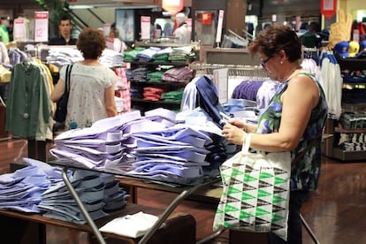 Consumidores en un hipermercado.