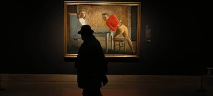 Un visitante frente a una de las obras de Balthus.