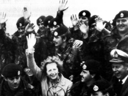 La primera ministra brit&aacute;nica, Margaret Thatcher, durante su visita sorpresa a las tropas inglesas en las islas Malvinas el a&ntilde;o 1983.