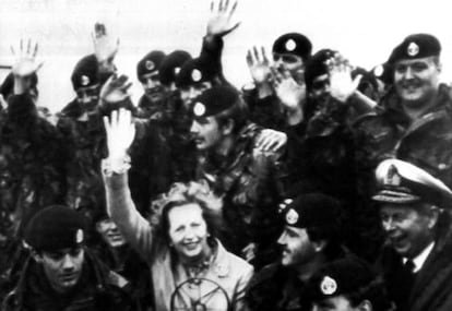 La primera ministra británica, Margaret Thatcher, durante su visita sorpresa a las tropas inglesas en las islas Malvinas el año 1983.
