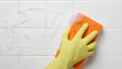 Un producto 'mágico' capaz de acabar en un instante con la suciedad acumulada en los azulejos del baño. GETTY IMAGES.
