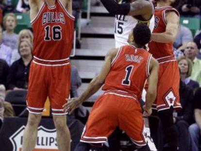 Joakim Noah, Pau Gasol y Derrick Rose defienden a Derrick Favors