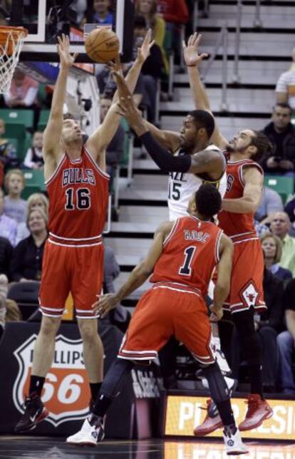 Joakim Noah, Pau Gasol y Derrick Rose defienden a Derrick Favors