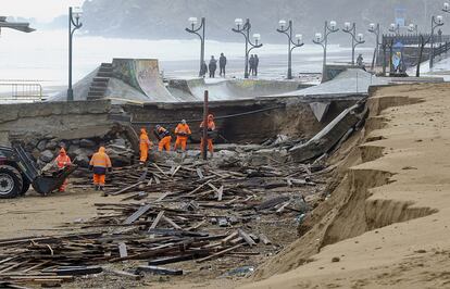 Vista de los daños ocasionados por el oleaje en el malecón de la playa de Zarautz, cuya estructura se ha hundido en varios puntos a lo largo de la plaza de la localidad guipuzcoana coincidiendo con el horario de la pleamar. El temporal de oleaje que azota la costa vasca ha golpeado con fuerza el litoral guipuzcoano, con olas que han alcanzado los once metros de altura, 4 de marzo de 2014.