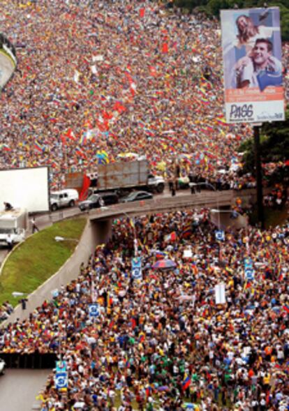 Decenas de miles de personas abarrotan la autopista de Chacao a Caracas en la manifestación a favor del "sí" a la revocáción del presidente Chávez.