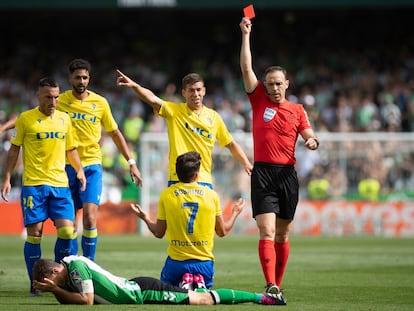 Cuadra Fernández expulsa a Canales, que se lamenta en el césped, en la acción clave del Betis-Cádiz.