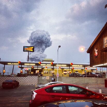 Una columna de humo se eleva hasta el cielo debido a un incendio en una planta de fertilizantes en West, Texas. Imagen tomada con el programa Instagram.