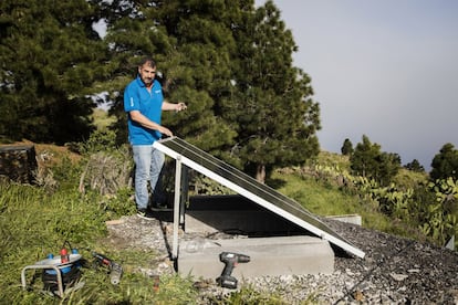 A instalação de placas solares é um negócio em ascensão, e na Ilha de El Hierro especialmente, pois ainda há áreas onde não chega o fornecimento elétrico, como nas zonas altas de montanha. Na imagem, Marco Sánchez, quem tem uma empresa de eletricidade e faz esse tipo de instalação.