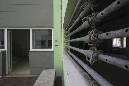 Algunas zonas de La Esperanza está sostenida con puntales de construcción. Partes de la obra quedaron a medias.