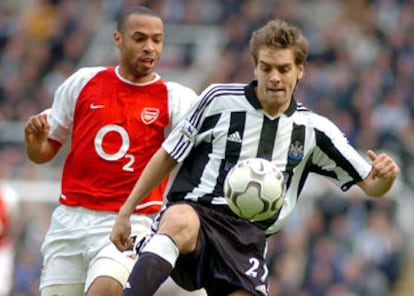 Woodgate controla el balón ante Henry, en un Newcastle-Arsenal de la Liga inglesa.
