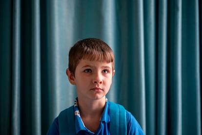 Denys, de ocho años y procedente de Kherson, es retratado en Tvoya Opora, un refugio construido y financiado por la comunidad para personas desplazadas por la guerra en Lviv.
Denys y su familia abandonaron Kherson en junio, después de que su madre, Nadiya, estuviera a punto de morir, incluso de quedar atrapada en el fuego cruzado y de ser detenida. El niño echa de menos su hogar. "En casa me gusta un lugar junto al río. Solíamos ir allí con mi madre; ella me enseñó a nadar". Denys volverá pronto a la escuela para repetir el primer curso. De mayor, quiere ser policía porque tienen "coches bonitos y protegen las tiendas de los robos" .
