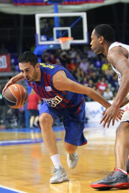 Antoine Wright marca a Juan Carlos Navarro durante el partido entre Barcelona y Estudiantes.