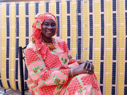 Ida Cham, la fundadora de la escuela de cocina gambiana, Yabouy Home Cooking, posa frente al centro educativo.