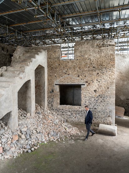 Gabriel Zuchtriegel, director del Parque Arqueológico de Pompeya desde 2021 y que acaba de publicar 'La magia de las ruinas' (Taurus), en las nuevas excavaciones, junto a la escalera más alta que ha aparecido hasta ahora en la ciudad enterrada por el Vesubio.