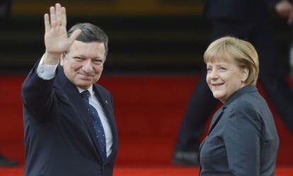 Jose Manuel Barroso, presidente de la Comisi&oacute;n Europea, con Angela Merkel, canciller alemana