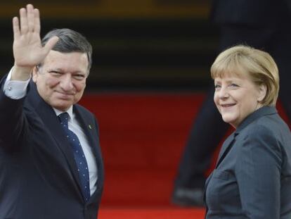 Jose Manuel Barroso, presidente de la Comisi&oacute;n Europea, con Angela Merkel, canciller alemana