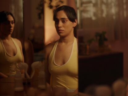 Natalia Solián en un fotograma de la película "Huesera", de la directora Michelle Garza y la guionista Abia Castillo.