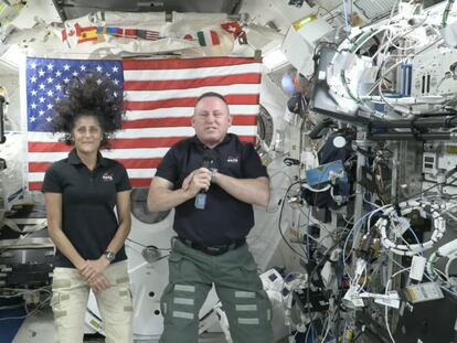 Los astronautas Sunita 'Suni' Williams y Barry 'Butch' Wilmore durante la rueda de prensa de este miércoles en la Estación Espacial Internacional.
