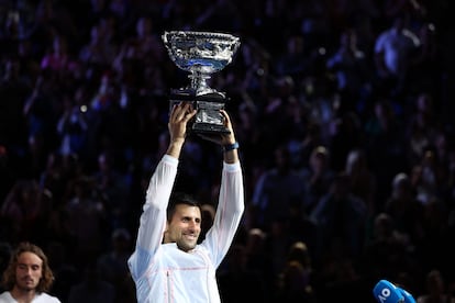 El tenista serbio Novak Djokovic levanta el trofeo tras ganar el Open de Australia ante el griego Stefanos Tsitsipas por (3-6, 6-7 y 6-7). Con su décimo título en Melbourne, el serbio es el nuevo número uno del mundo e iguala los 22 títulos de Grand Slam de Rafa Nadal.