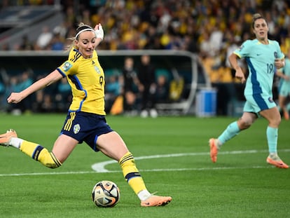 Kosovare Asllani remata a portería para marcar el segundo gol de Suecia ante Australia en el partido por el tercer puesto en el Mundial de fútbol.