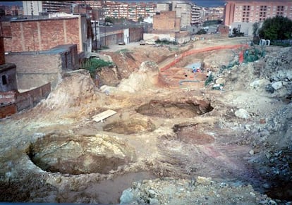 La excavación de 1990 de los silos del poblado ibérico en la montaña de Montjuïc de Barcelona.