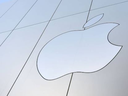 Logo de Apple en una fachada de una de sus tiendas en San Francisco (EE UU).