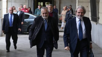 Jose Antonio Griñán, en el centro de la imagen, a su llegada a los juzgados de Sevilla en 2019 para recibir la sentencia por el 'caso ERE'.