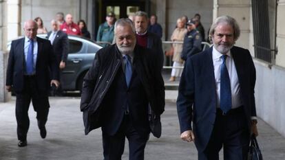 Jose Antonio Griñán, en el centro de la imagen, a su llegada a los juzgados de Sevilla donde recibió la sentencia por el 'caso ERE'.