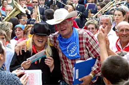 Mariano Navas, el organizador de la caravana de mujeres, con su prometida, Elisa Andrés.