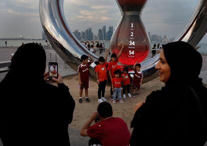 Dos mujeres observan el ambiente festivo en Doha por el Mundial de fútbol. 