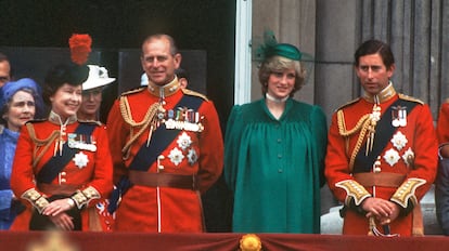 La reina Isabel II, el duque de Edimburgo, la princesa Diana y el príncipe Carlos observan un desfile el 12 de junio de 1982 desde el palacio de Buckingham, en Londres.