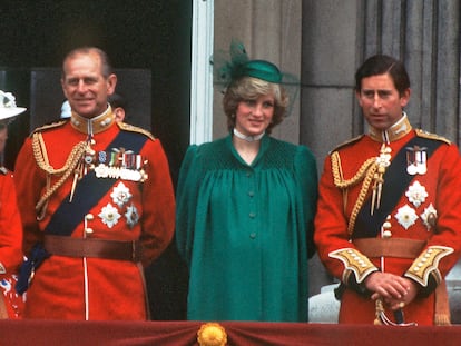 La reina Isabel II, el duque de Edimburgo, la princesa Diana y el príncipe Carlos observan un desfile el 12 de junio de 1982 desde el palacio de Buckingham, en Londres.