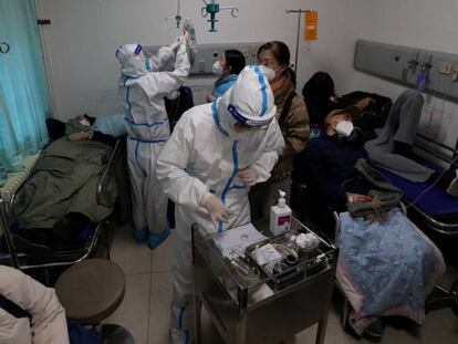 Sanitarios con trajes de protección atienden a pacientes con covid en el China-Japan Friendship hospital el pasado día 27 de diciembre en Pekín.