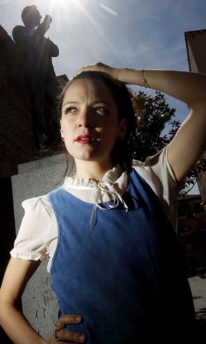 Natalia Lafourcade, ante la estatua de Agustín Lara en Lavapiés.