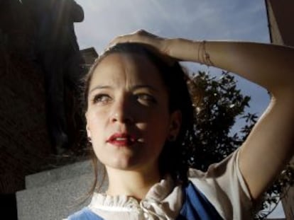 Natalia Lafourcade, ante la estatua de Agustín Lara en Lavapiés.