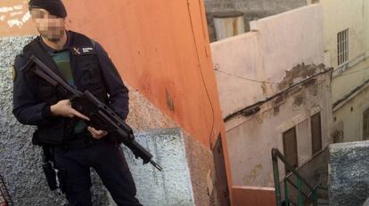 Imagen de archivo de un guardia civil durante una operación antiterrorista.