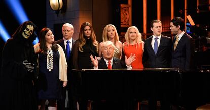 El mundo real ha llevado este año a que 'Saturday Night Live' vuelva a ser un fenómeno global, tras 43 años de historia. La victoria de Donald Trump, y la elección de Alec Baldwin como imitador del presidente, ha llevado a SNL a su pico de audiencia desde 1994, y también a arrasar en las nominaciones a los premios Emmy, con 22 candidaturas. En una época donde la comedia parece estar más segmentada por nichos, en el que los jóvenes olvidan los programas clásicos, sus sketches vuelven a liderar el discurso en el momento en el que la política es lo que más interesa. 'SNL' se convirtió en el partido de la oposición.