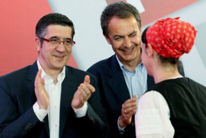 El <i>lehendakari</i>, Patxi López, con el presidente del Gobierno, José Luis Rodríguez Zapatero, durante un acto de la Fiesta de la Rosa del PSE.