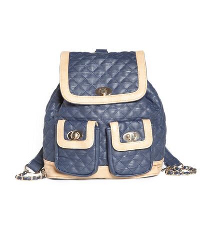 Mochila de Pull&Bear acolchada y con detalles de cadena. (29,99 euros)