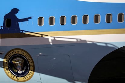 La sombra del presidente Trump se proyecta sobre el 'Air Force One', el avión presidencial de EE UU, a su llegada a un acto de campaña en Duluth, Minnesota, el 30 de septiembre.