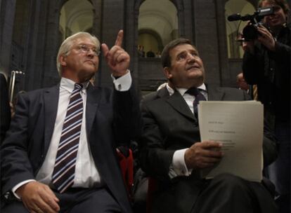 El ministro de Exteriores y candidato del SPD, Frank Walter Steinmeier (izquierda), ayer en Berlín.