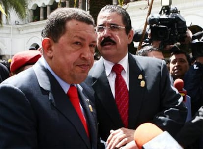 El presidente de Venezuela, Hugo Chávez, camina junto al depuesto presidente de Honduras, Manuel Zelaya, durante la III Cumbre de Unasur.