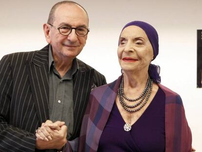 El periodista Roger Salas y la bailarina Alicia Alonso, en 2012.