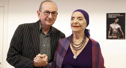 El periodista Roger Salas y la bailarina Alicia Alonso, en 2012.