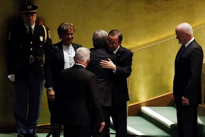 Ban Ki-moon abraça Antonio Gtuterres, seu sucessor como secretário-geral da ONU.