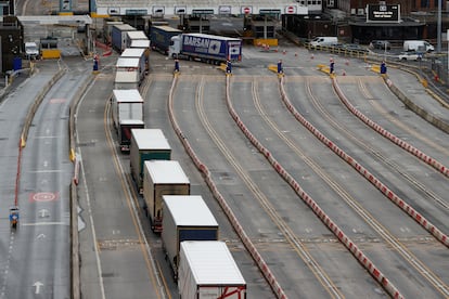 Una cola de camiones esperaba el 15 de enero de 2021 en el puerto de Dover para poder cruzar el canal de La Mancha.